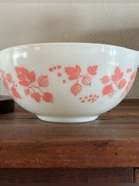 PYREX Vintage Gooseberry Cinderella 2 1/2 Quart Glass Mixing Bowl.